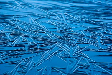 Poligonal buz kristalleri yapısı gölün yüzeyinde