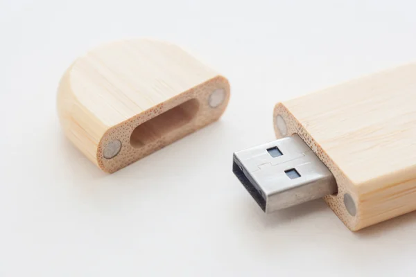 USB stick ile bambu ahşap yapılmış açık kap ile