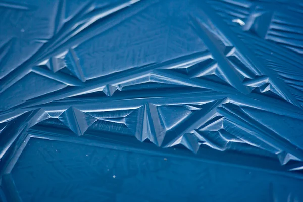 Sokszögű jég kristályok szerkezetét a tó felszínén — Stock Fotó