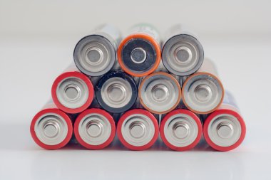 Çeşitli renklerde tüm Aa pilleri