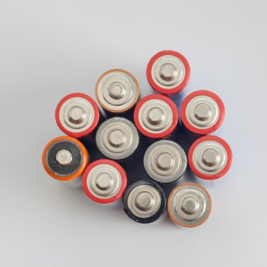 Çeşitli renklerde tüm Aa pilleri