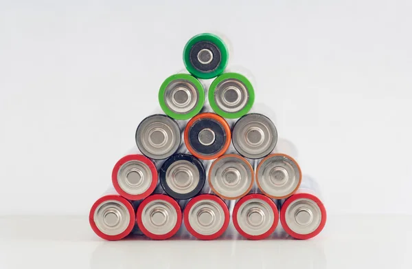 AA pil bir piramit çeşitli renklerde kullanılan