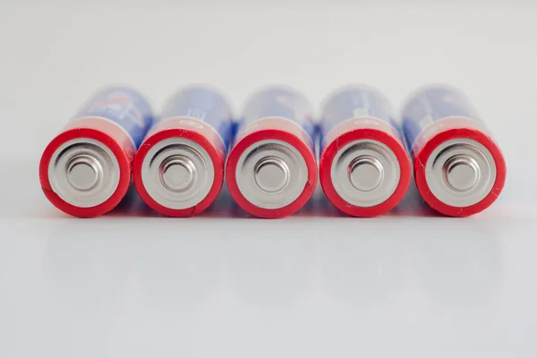 Çeşitli renklerde tüm Aa pilleri