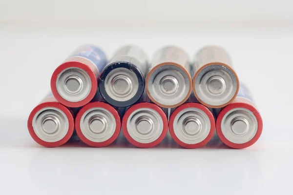 Çeşitli renklerde tüm Aa pilleri