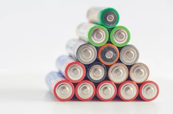 AA pil bir piramit çeşitli renklerde kullanılan