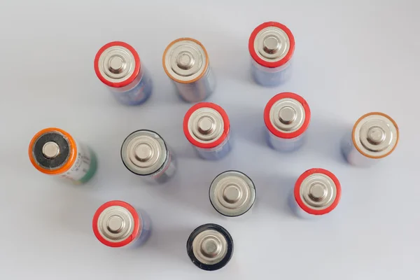 Çeşitli renklerde tüm Aa pilleri