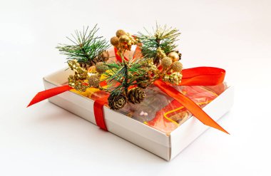 Çerçevenin Noel ya da yeni yıl kompozisyonu. Beyaz arka planda yumuşak gölgeli bir Noel hediyesi ve metin kopyalamak için boş bir alan. kartpostal ya da davetiye için bayram ve kutlama kavramı