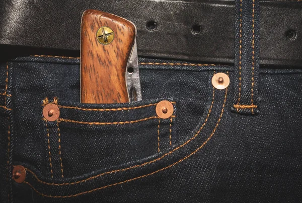 Kotunun cebinde ahşap bir sapı olan katlanan bir bıçak. EDC bıçağı. — Stok fotoğraf