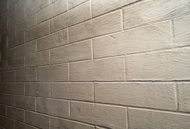 Beyaz tuğlalı arka plan. İç kısmın modern dokusuna yakın çekim. Yüzey inşaatı, konsept açısından taş işçiliği. El yapımı sıva onarımı, doğal taş taklidi.