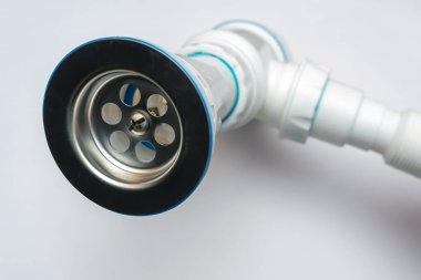 Lavabo için yeni plastik sifon beyaz arka planda monte edildi. Lavabo ve banyo için hortum..