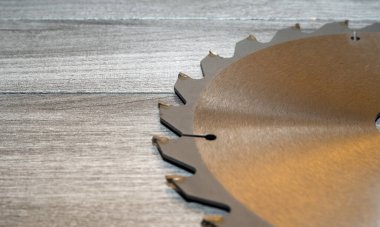 Dairesel bir testerenin metal diski. Tahta ve lamine için testere bıçağı..