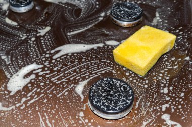 Mutfak gaz sobasını temizliyorum. Toprağı eriten kimyasal köpüğü temizliyorum. Yağ. Yağ çıkarılıyor..