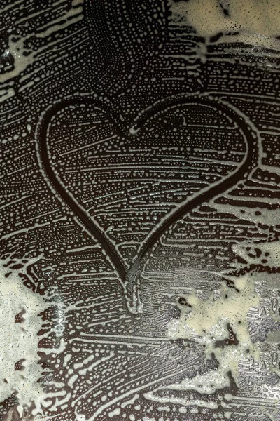 Знак Сердца Нарисованный Мыльных Пятнах Пены Очищаю Кухонную Поверхность День — стоковое фото