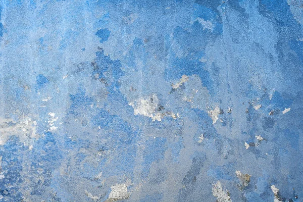 Camdaki soyut buz kalıpları. Donmuş cam.