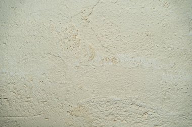 Doğal çimentonun kirli beyaz arka planı ya da kalıp duvar olarak taş gibi eski dokusu. Bu bir kavram, kavramsal ya da mecazi duvar afişi, malzeme, grunge, yaş, pas ya da inşaat.