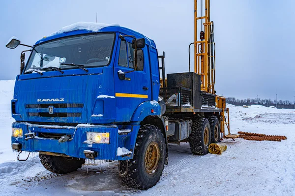 SAINT PETERSBURG, Rusya-02.25.2021: sondaj teçhizatlı KAMAZ kamyonu. Su kuyusu kazma ve jeolojik mühendislik araştırmaları gerçekleştiriliyor.