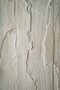 Birkaç katmanlı eski boya. Eski, yıpranmış beyaz yağ boyası parçalara ayrılıyor. Boya ve boya uygulamalarında sorun var