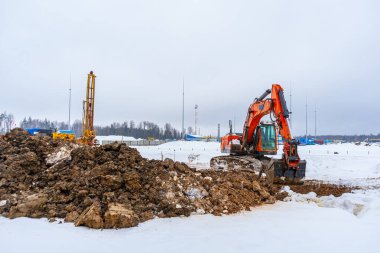 İnşaat malzemeleri: kazıcı, sondaj kulesi, kışın inşaat sahası. Mühendislik araştırmaları ve iletişim. Gaz tedarik tesislerinin inşaatı.