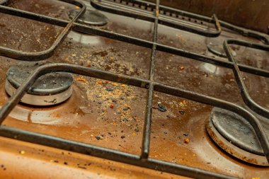 Sertleştirilmiş yağlı gaz sobasının kirli dokusu. Çok kirli ve yağlı gaz ocağı yüzeyi.
