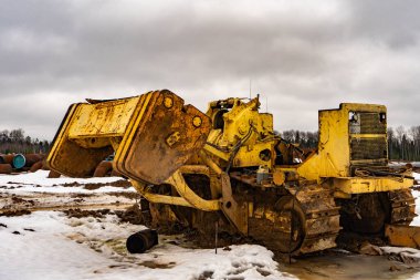 Büyük, sarı iz bırakan bir boru tamircisi. Gaz ve petrol boruları döşediği için terk edilmiş traktör. Tesisatçı traktörün tamire ihtiyacı var. KSA 'da makine talebi artıyor.