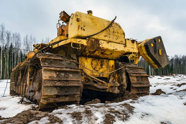 Eski terk edilmiş inşaat buldozer ekipmanları. İnşaat alanında parçalanmış bir traktör. Kırık boru tamircisi.