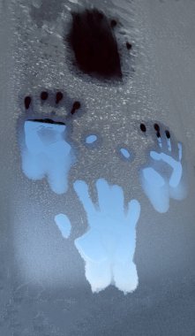 Buzla kaplı camın üzerinde avuç içi izleri var.