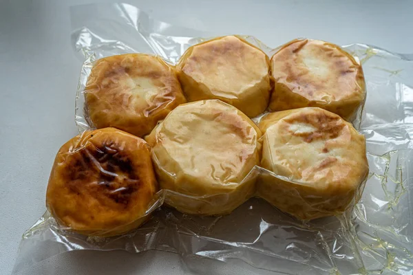 Süzme peynirli krep, şuruplu krep, vakum paketinde yarı bitmiş donmuş bir ürün şeklinde ricotta..