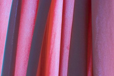 Dikey pileli parlak pembe perde dekorasyonu. Yumuşak kumaş kıvrımları