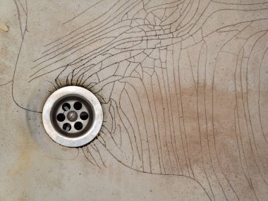 Küvetin eski ve yıpranmış yüzeyi. Banyo lavabosunu kaplayan kırık diş minesi.