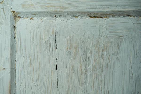 Un fragmento de una vieja puerta rústica cubierta de pintura blanca. — Foto de Stock