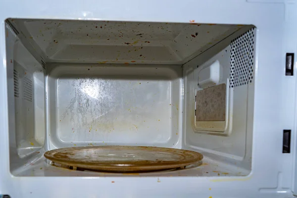 Mikrodalga fırının içi kirli. Açık hava mikrodalga fırını manzarası.