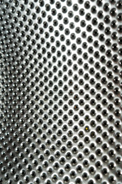 丸い穴がたくさんある光沢のある金属表面 穿孔ステンレス鋼 洗濯機ドラムの破片 — ストック写真