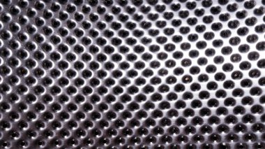 Bir sürü yuvarlak delikli parlak metal yüzey. Delinmiş paslanmaz metal. Çamaşır makinesi varili parçası..