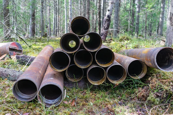 Tubos Revestimento Metal Para Poços Geológicos Tubos Empilhados Floresta Para — Fotografia de Stock