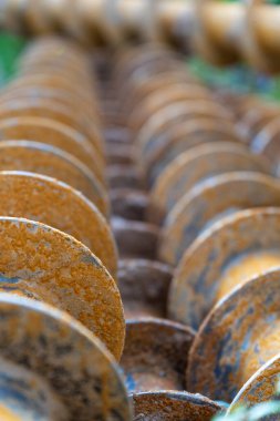 Jeolojik kuyuları delmek için yedekler. Seçici odak metal destekleyiciler