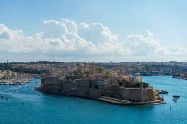 Vittoriosa, Malta 'daki Sant Angelo Kalesi. Grand Harbour' a ve etrafındaki güçlendirilmiş kasabalara bakıyor.. 