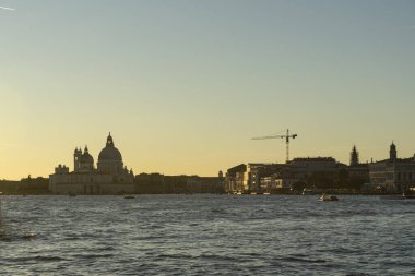 Venedik Büyük Kanalı ve Santa Maria della Selamlaması gün batımında.