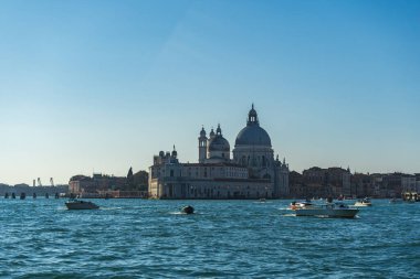 Venedik 'teki Büyük Kanal girişinde Santa Maria della Salute Bazilikası.