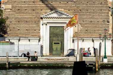 Venedik, İtalya - 10.11.2024: San Marcuola Kilisesi ve Venedik bayrağı.