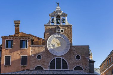 Venedik 'te saat kulesi olan San Giacomo di Rialto Kilisesi.