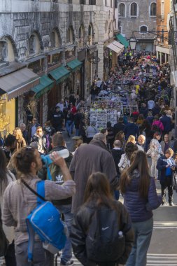 Venedik, İtalya - 10.11.2024: Venedik 'te hediyelik eşya tezgahlarıyla dolu yaya caddesi.