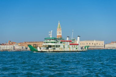 Venedik, İtalya - 10.11.2024: Venedik 'te St. Marks Campanile feribot METAMAUCO.