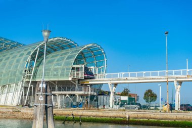 Venedik, İtalya - 10.11.2024: Modern monoray istasyonu People Mover Venedik kıyısı yakınlarında.