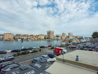 Zadar, Hırvatistan - 01.10.2025: Zadar 'da liman marinası ve Jana şemsiyeleri