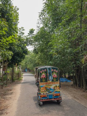 Bangladeş - 09.06.2024: Bangladeş 'in kırsal kesiminde oto çekçek madalyası.