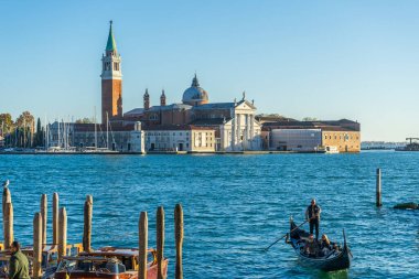 Venedik, İtalya - 10.11.2024: Venedik 'te gondolu ve kilise kubbesi olan San Giorgio Maggiore Adası