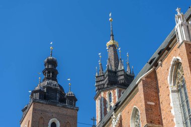 Polonya 'nın Krakow kentindeki St. Marys Bazilikası' nın kuleleri, Gotik bir kilise ve şehrin önemli simgelerinden biri.