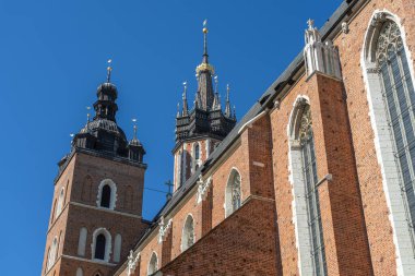 Polonya 'nın Krakow kentindeki Aziz Marys Bazilikası, Eski Kent' in kalbinde, Ana Pazar Meydanı 'ndaki Gotik bir kilise..