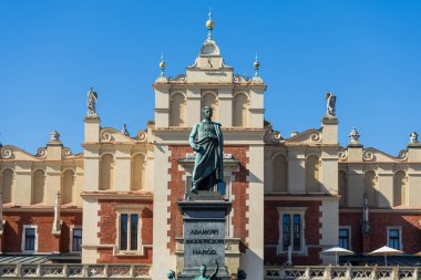 Krakow, Polonya 'daki Ana Pazar Meydanı' ndaki Adam Mickiewicz Anıtı
