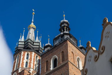 Polonya 'nın Krakow kentindeki Ana Pazar Meydanı' ndaki Aziz Marys Bazilikası. Gotik bir kilise..